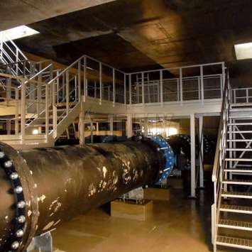 Roestvrij aluminium werkbordessen, trappen en looppaden in een waterzuiveringsinstallatie.