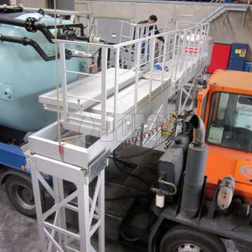 Workplatform for tanker trucks with a levee-bridge system.